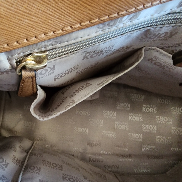 MK Michael Kors Kellen MD satchel. Brown signature color, used/ excellent condt - Picture 9 of 16